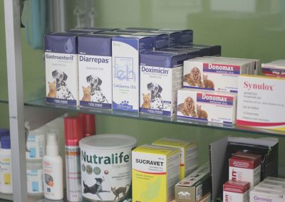 clínica Veterinaria Los Robles - Alimentos de mascotas, Farmacia, Cuidado de animales