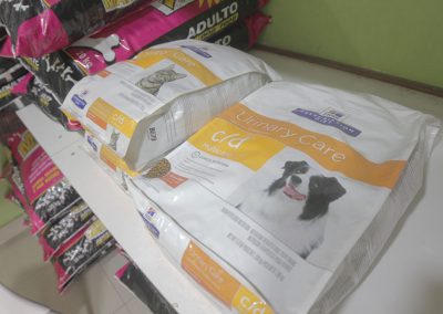 clínica Veterinaria Los Robles - Alimentos de mascotas, Farmacia, Cuidado de animales