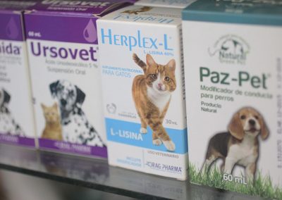 clínica Veterinaria Los Robles - Alimentos de mascotas, Farmacia, Cuidado de animales